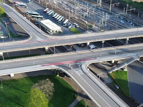 An der Budapester Straße in Dresden erproben Forscher des Fraunhofer IKTS, wie Schallemissionssensoren Schäden in Brücken aufspüren.