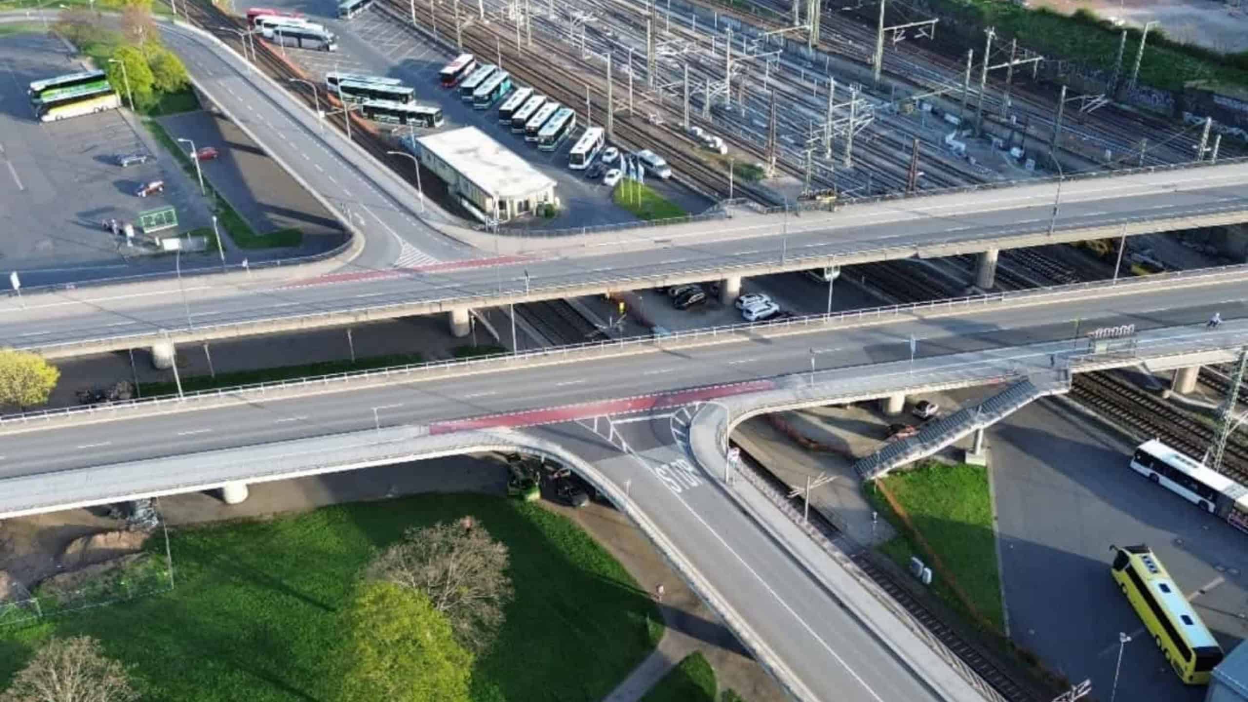 An der Budapester Straße in Dresden erproben Forscher des Fraunhofer IKTS, wie Schallemissionssensoren Schäden in Brücken aufspüren.