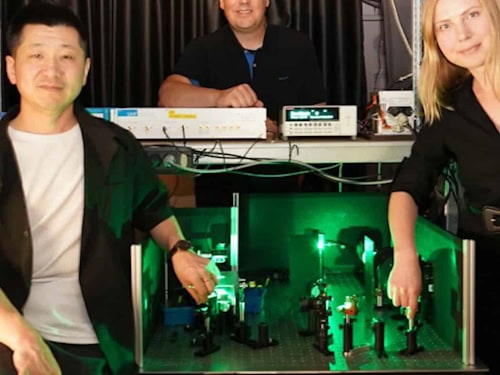 Maria Saladina, Carsten Deibel und Chen Wang (v. r. n. l.) forschen an der Professur Optik und Photonik der kondensierten Materie der TU Chemnitz an den Solarzellen von morgen. © Fabio Le Piane