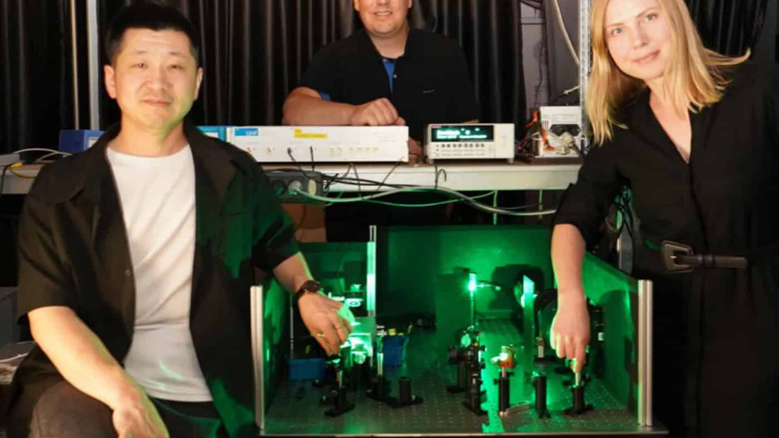 Maria Saladina, Carsten Deibel und Chen Wang (v. r. n. l.) forschen an der Professur Optik und Photonik der kondensierten Materie der TU Chemnitz an den Solarzellen von morgen. © Fabio Le Piane
