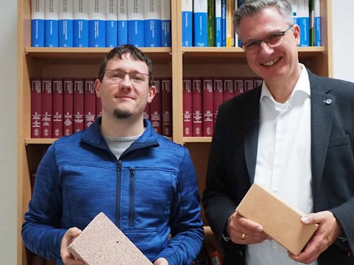 Dr. Michael Kraft (l.) und Prof. Dr. Martin Bertau haben einen Baustein für die Zukunft entwickelt – aus Reststoffen, die sonst ungenutzt bleiben.