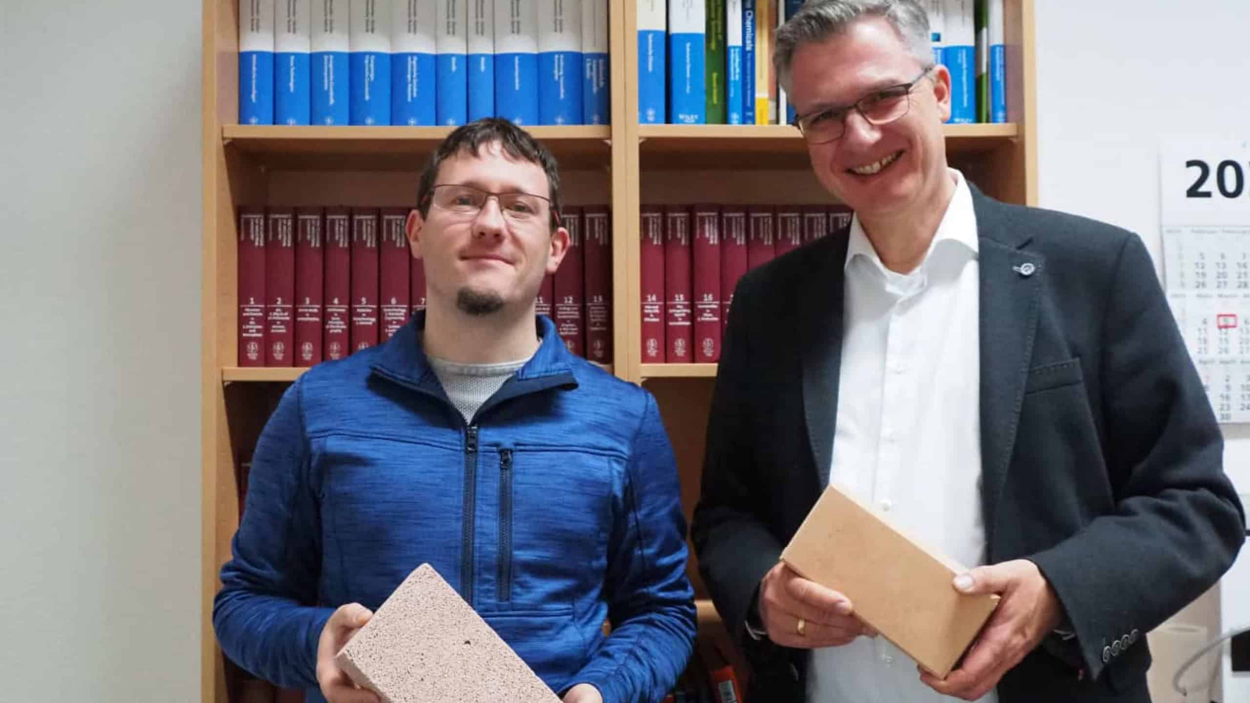 Dr. Michael Kraft (l.) und Prof. Dr. Martin Bertau haben einen Baustein für die Zukunft entwickelt – aus Reststoffen, die sonst ungenutzt bleiben.