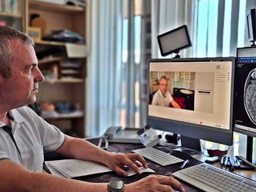 Neurologie per Bildschirm: Prof. Tjalf Ziemssen vom MS-Zentrum Dresden beim telemedizinischen Beratungstermin.