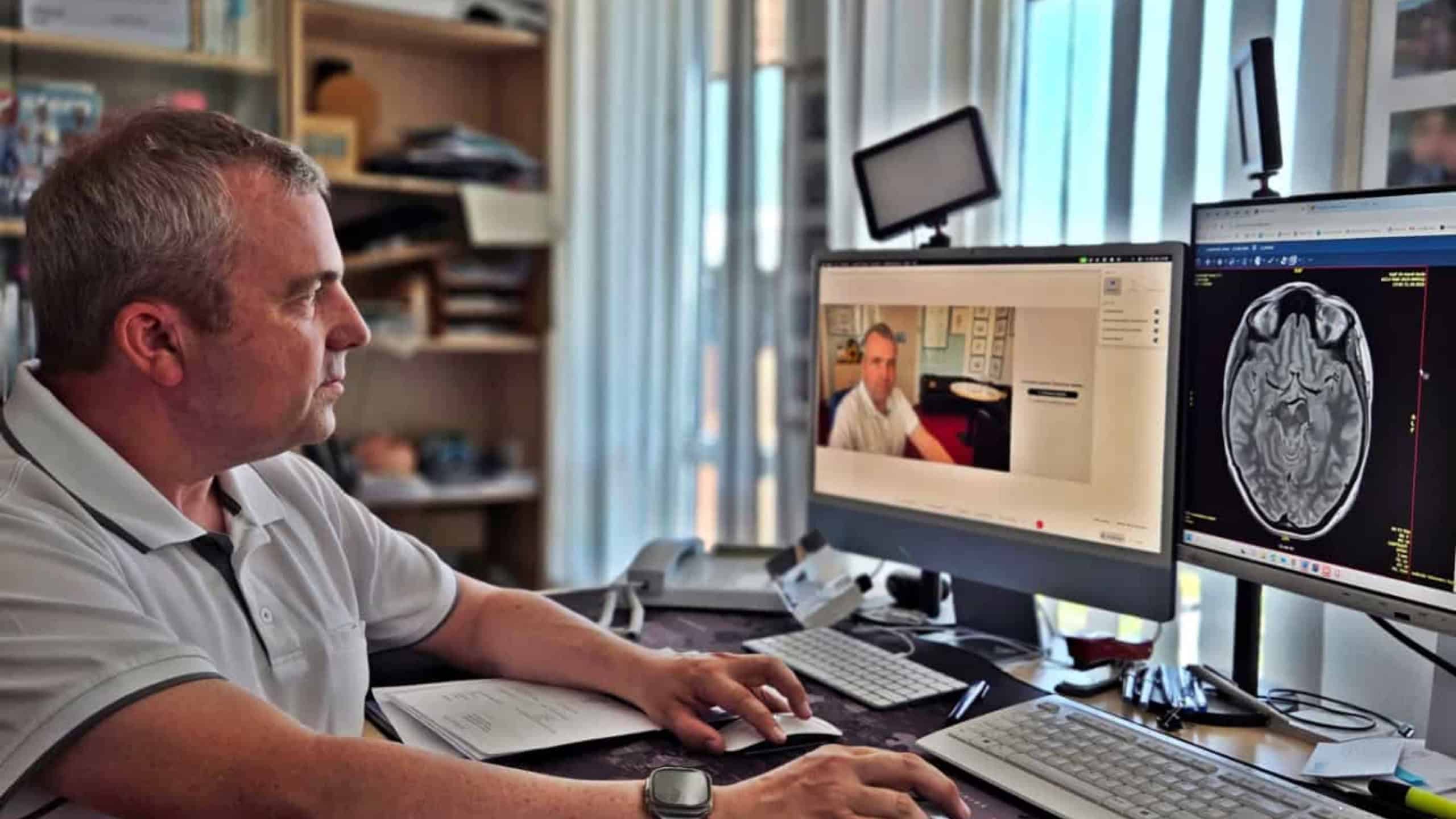 Neurologie per Bildschirm: Prof. Tjalf Ziemssen vom MS-Zentrum Dresden beim telemedizinischen Beratungstermin.