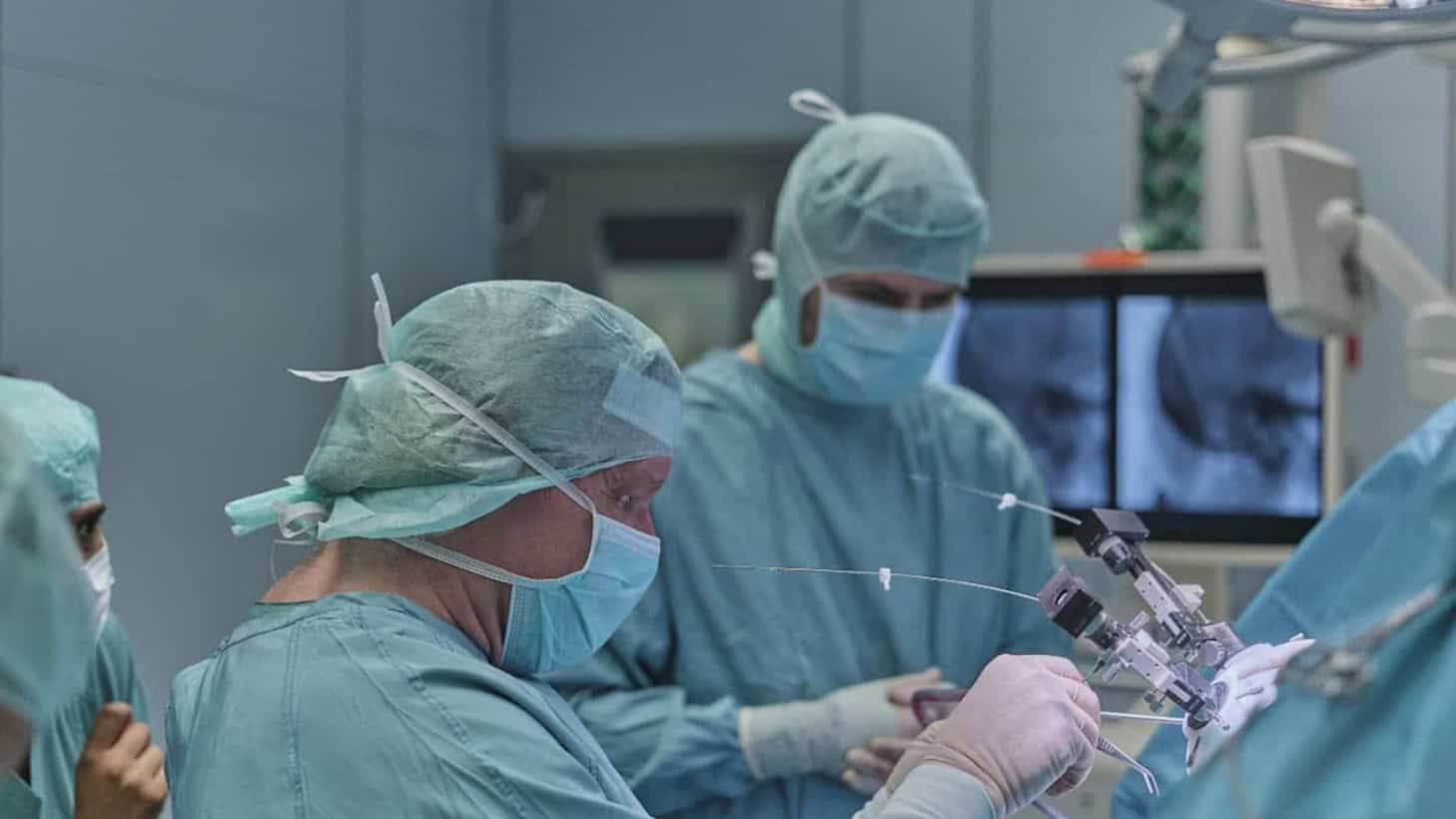 Maßarbeit im OP: Prof. Dirk Winkler führt eine tiefe Hirnstimulation durch. Der 3D-gedruckte Stereotaxie-Rahmen – eine Platzierungshilfe für Elektroden – wurde eigens für diesen Patienten gefertigt.