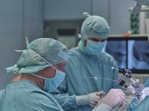 Maßarbeit im OP: Prof. Dirk Winkler führt eine tiefe Hirnstimulation durch. Der 3D-gedruckte Stereotaxie-Rahmen – eine Platzierungshilfe für Elektroden – wurde eigens für diesen Patienten gefertigt.