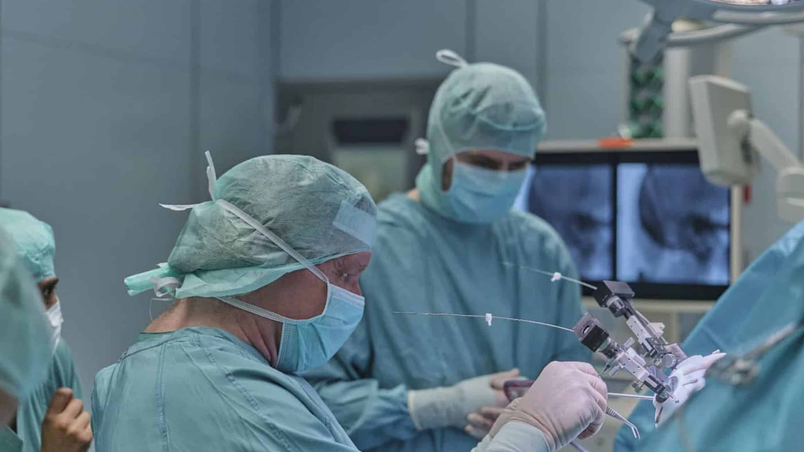 Maßarbeit im OP: Prof. Dirk Winkler führt eine tiefe Hirnstimulation durch. Der 3D-gedruckte Stereotaxie-Rahmen – eine Platzierungshilfe für Elektroden – wurde eigens für diesen Patienten gefertigt.