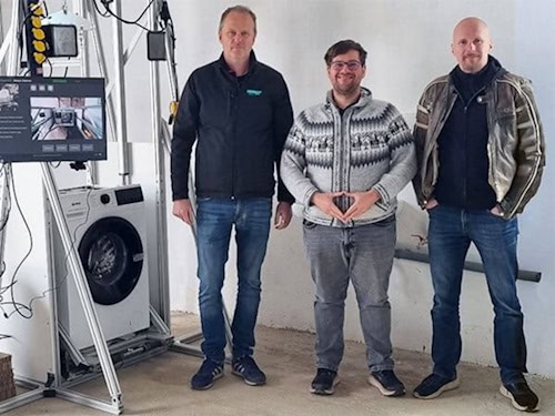Einweisung in Slowenien: Die Chemnitzer Forscher Dr. Mario Lorenz (2. v. r.) und Sebastian Knopp (r.) erklären den Gorenje-Beschäftigten den Umgang mit der Anlage.
