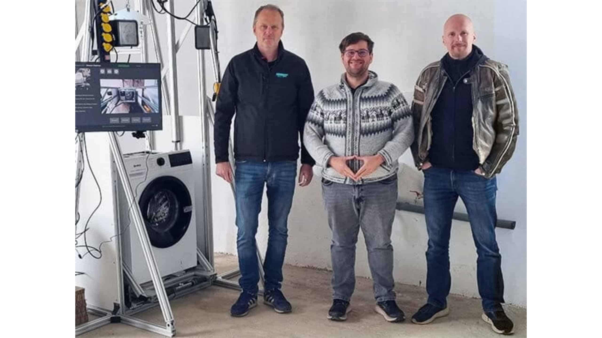 Einweisung in Slowenien: Die Chemnitzer Forscher Dr. Mario Lorenz (2. v. r.) und Sebastian Knopp (r.) erklären den Gorenje-Beschäftigten den Umgang mit der Anlage.
