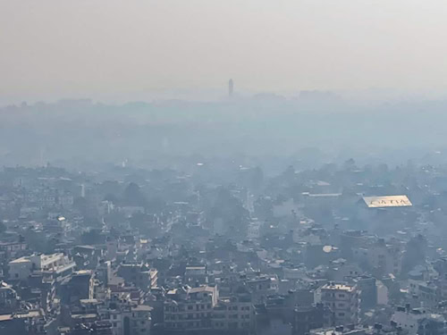 Dichter Dunst über Kathmandu, Nepal. Forscher aus Leipzig untersuchen, wie Smog in Millionenstädten das Klima beeinflusst.