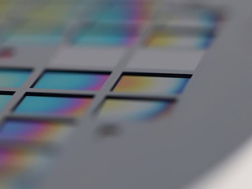 Auf diesem Wafer hat das Fraunhofer IPMS erstmals Chiplets in spezielle Aussparungen eingesetzt – präzise auf den Bruchteil eines Millimeters genau.