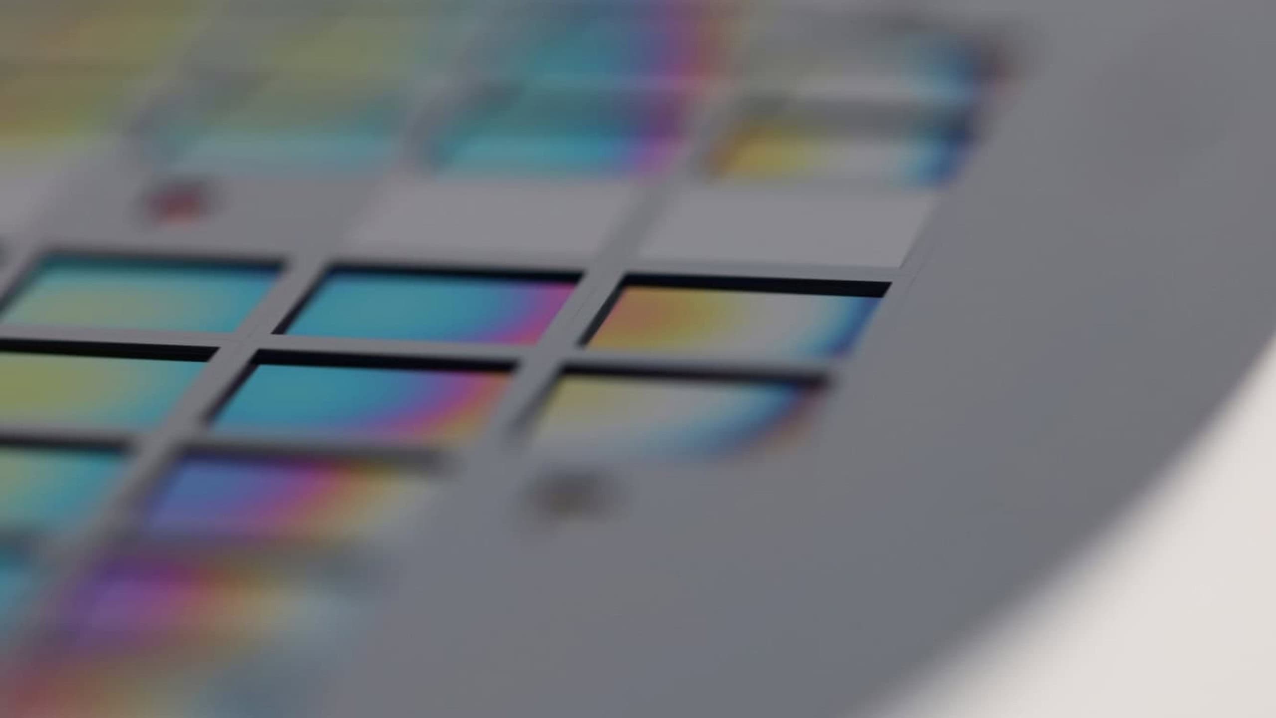 Auf diesem Wafer hat das Fraunhofer IPMS erstmals Chiplets in spezielle Aussparungen eingesetzt – präzise auf den Bruchteil eines Millimeters genau.