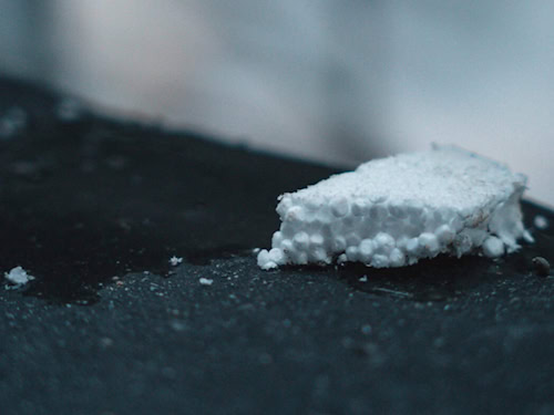 Styropor steckt in Millionen Wänden und Verpackungen. Sein Ausgangsstoff Styrol ist für Menschen und Umwelt gefährlich.