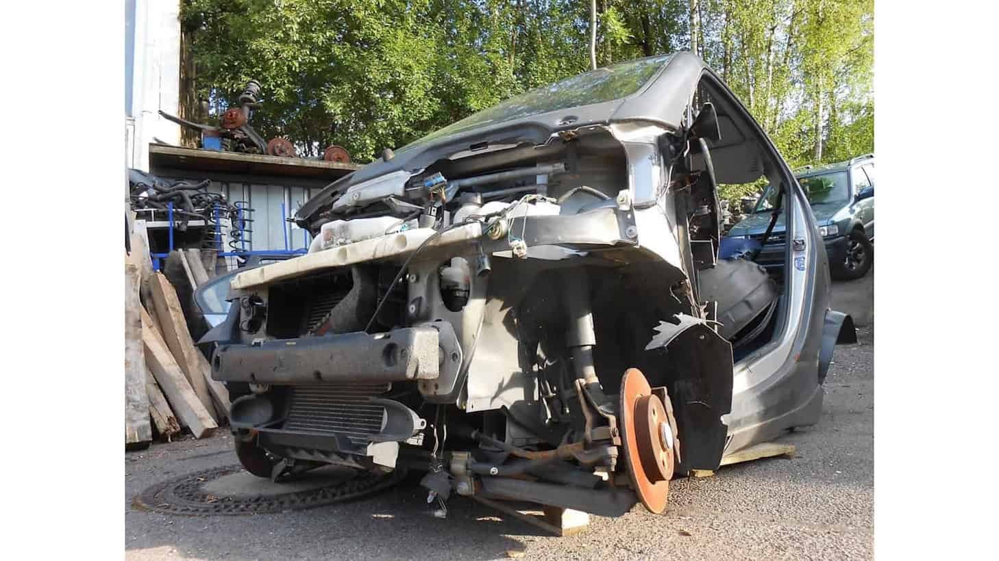 Schrottplatz heute, Neuwagen morgen? Freiberger Forscher arbeiten daran, dass aus alten Autos hochwertige Rohstoffe für neue werden.