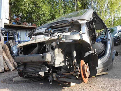 Schrottplatz heute, Neuwagen morgen? Freiberger Forscher arbeiten daran, dass aus alten Autos hochwertige Rohstoffe für neue werden.