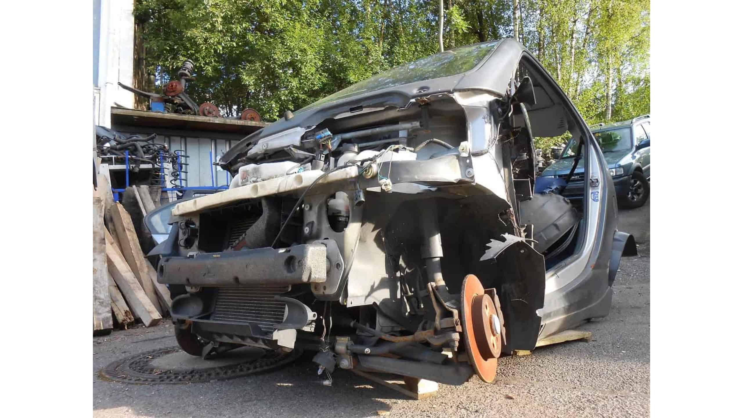 Schrottplatz heute, Neuwagen morgen? Freiberger Forscher arbeiten daran, dass aus alten Autos hochwertige Rohstoffe für neue werden.