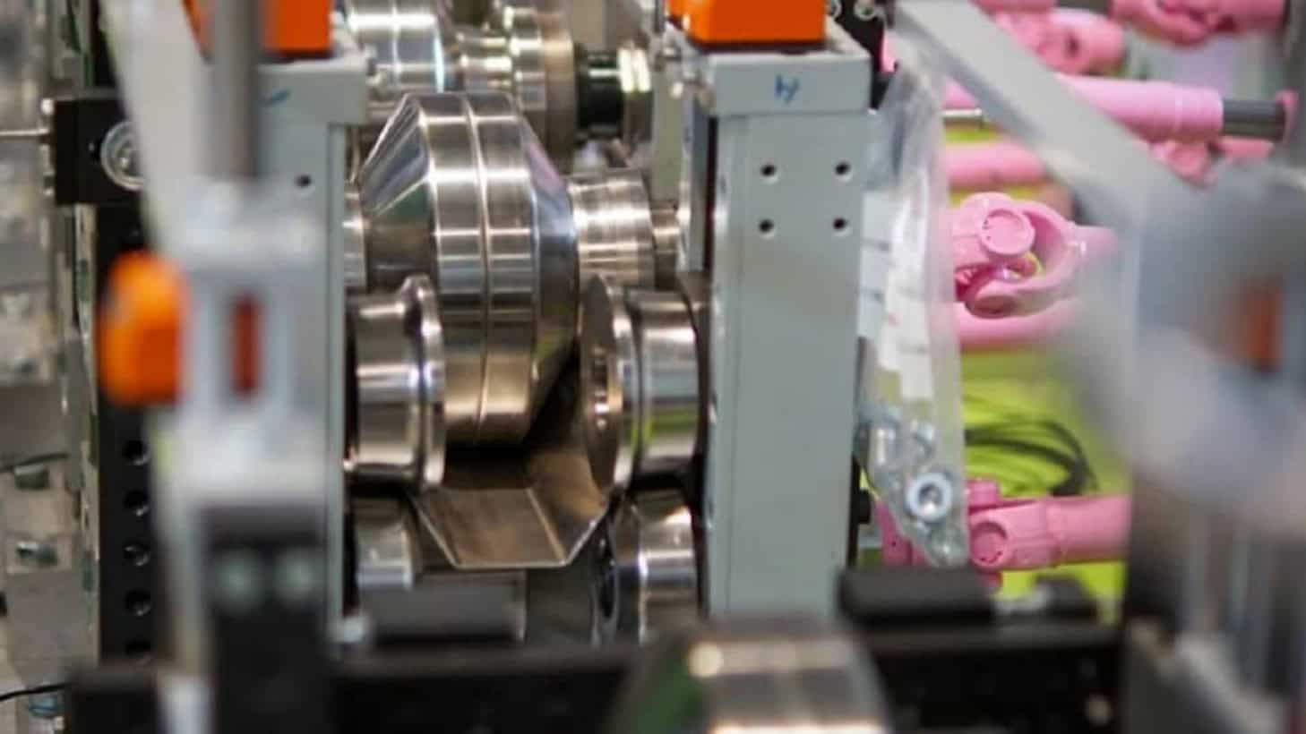 Unter Druck zur Form: Ein Magnesiumblech wird umgeformt – ein Schritt in der neuen Prozesskette, die Freiberger Forscher entwickelt haben.