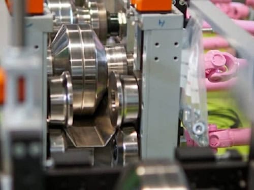 Unter Druck zur Form: Ein Magnesiumblech wird umgeformt – ein Schritt in der neuen Prozesskette, die Freiberger Forscher entwickelt haben.