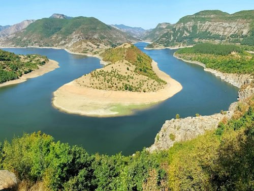 Malerische Flussschleife der Arda in den Rhodopen. Das bulgarische Gebirge ist laut neuen Computermodellen 40 Millionen Jahre jünger als bisher angenommen.