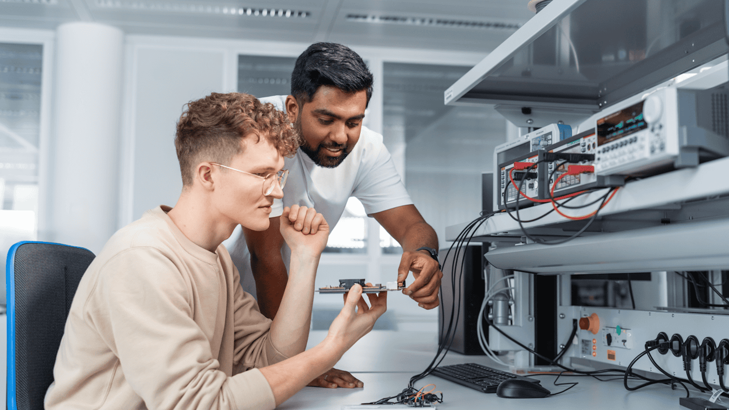 Zwei Mitarbeiter aus dem Infineon Entwicklungszentrum bei der Arbeit.