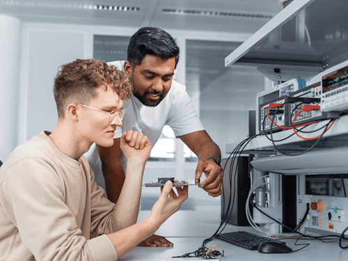 Zwei Mitarbeiter aus dem Infineon Entwicklungszentrum bei der Arbeit.