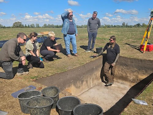 Research team at the archaeological excavation site of the Pilatsch hillfort near Gülpe