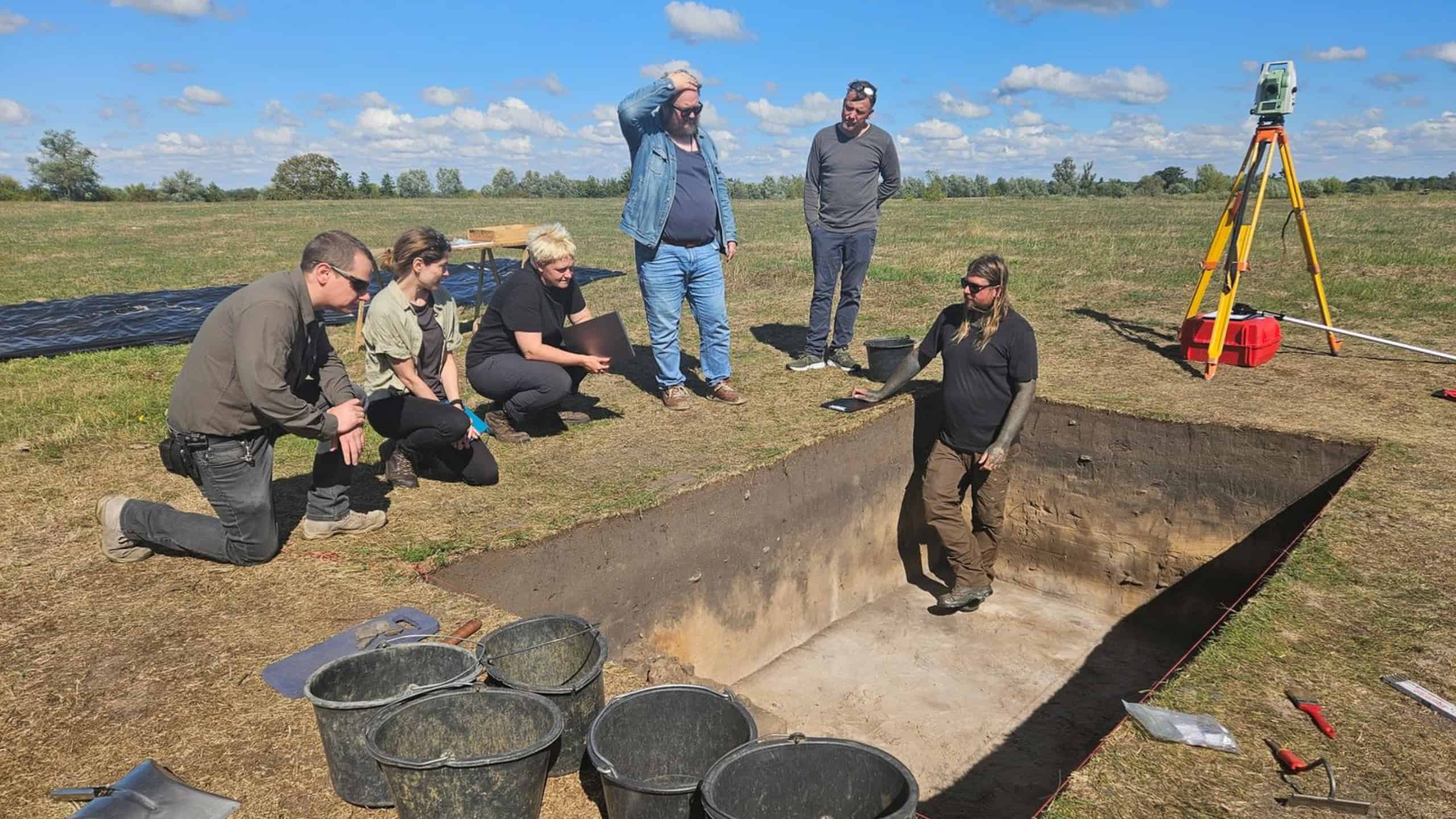 Research team at the archaeological excavation site of the Pilatsch hillfort near Gülpe