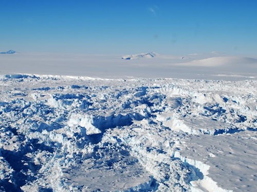 Eislandschaft mit Gletschereis und Schnee in der Arktis
