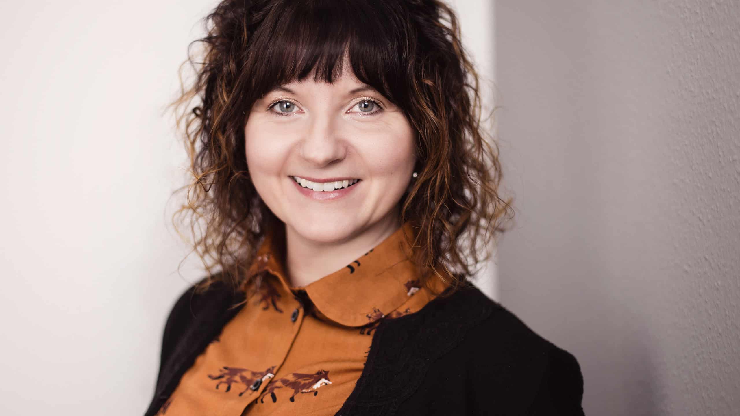 Porträt der Journalistin Jana Mundus, die Wissensland gegründet hat.