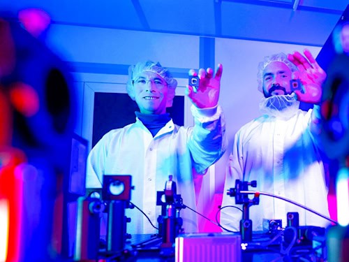 Dr. Maxim Darvin und Felix Bennewitz mit Mikrospiegeltechnik