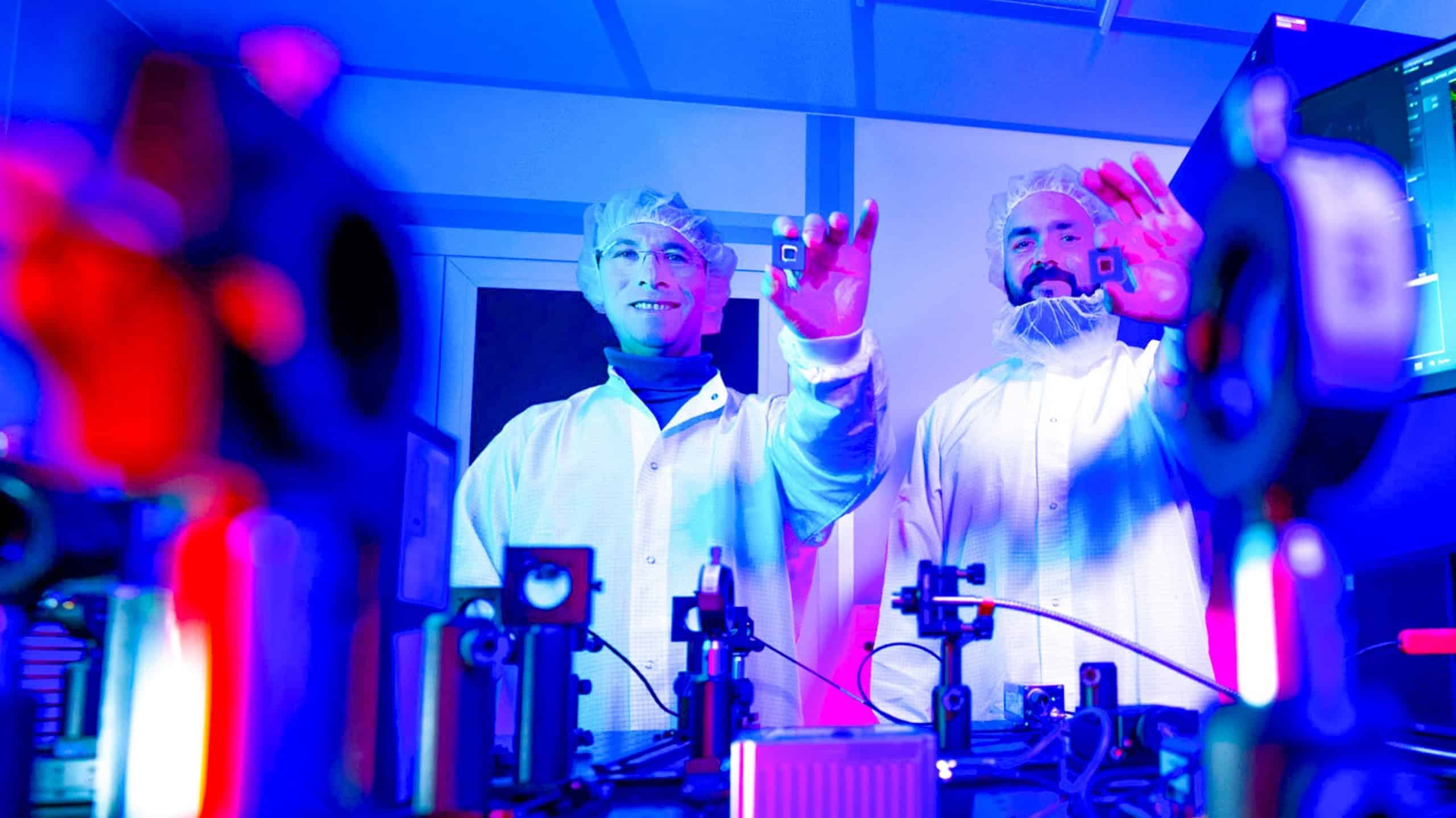 Dr. Maxim Darvin und Felix Bennewitz mit Mikrospiegeltechnik