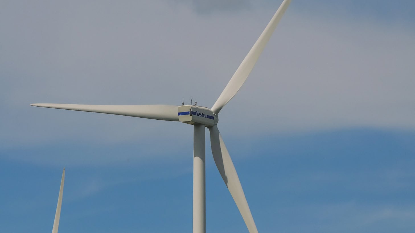 Wind turbine with three rotor blades
