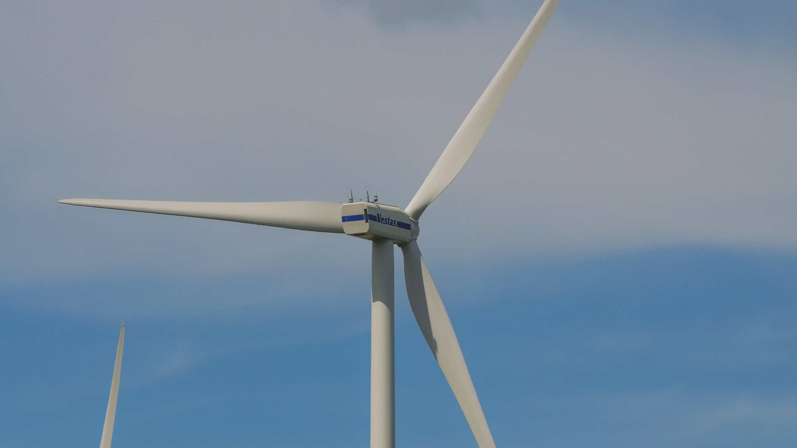 Windkraftanlage mit drei Rotorblättern