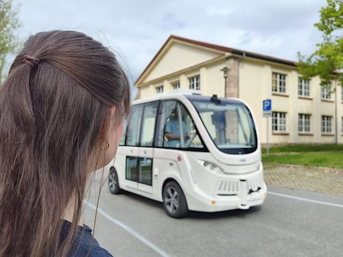 Automatisiertes Shuttle bei einem Fahrversuch auf dem Gelände der TU Chemnitz