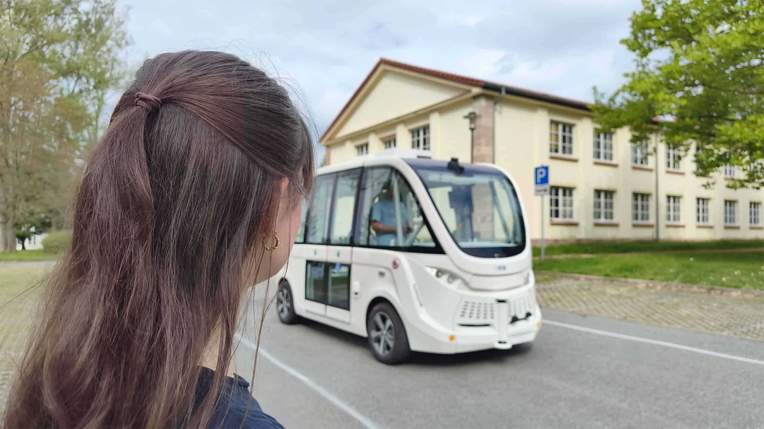 Automatisiertes Shuttle bei einem Fahrversuch auf dem Gelände der TU Chemnitz