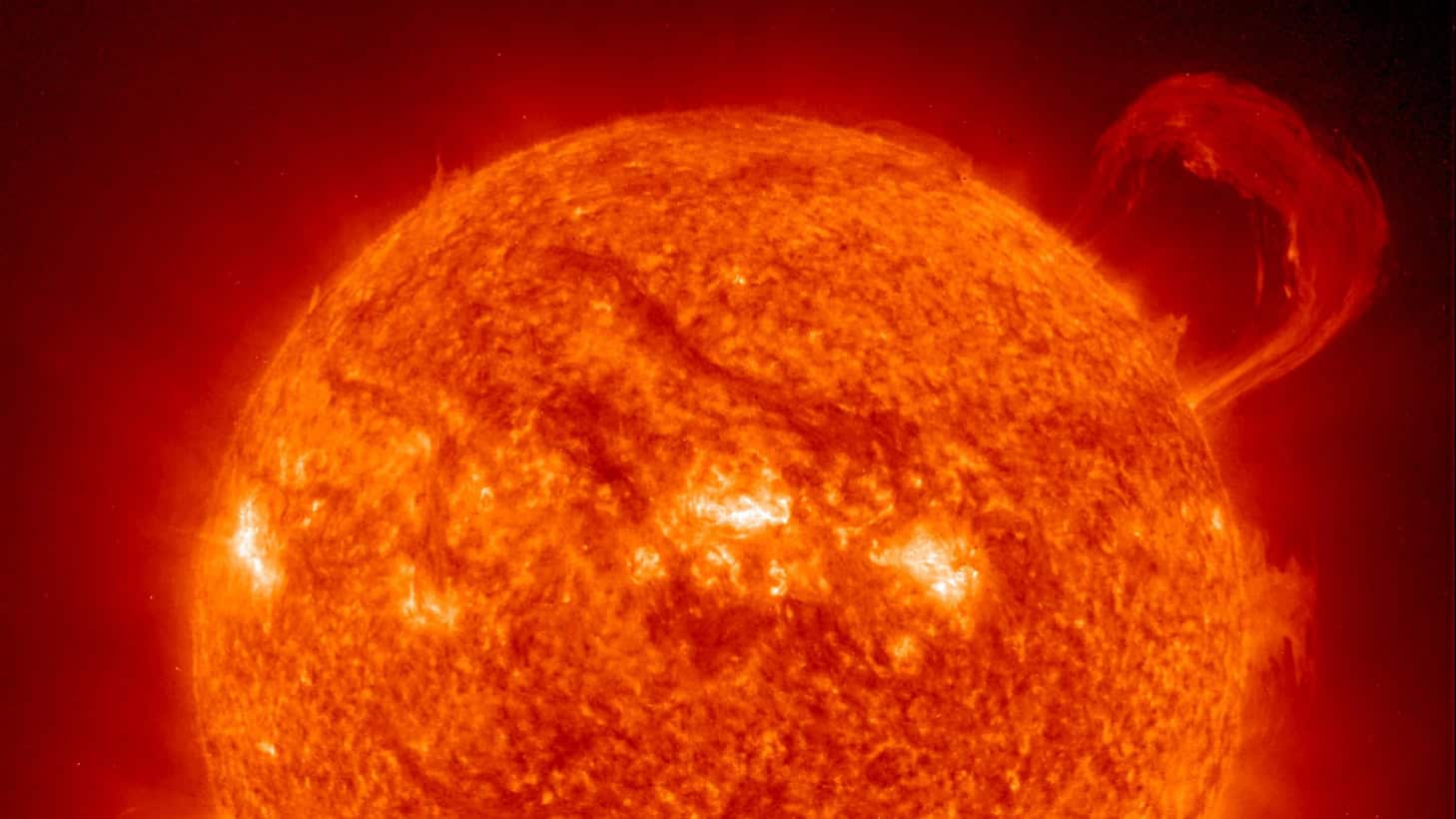 Aufnahme der leuchtenden Sonne im Weltraum