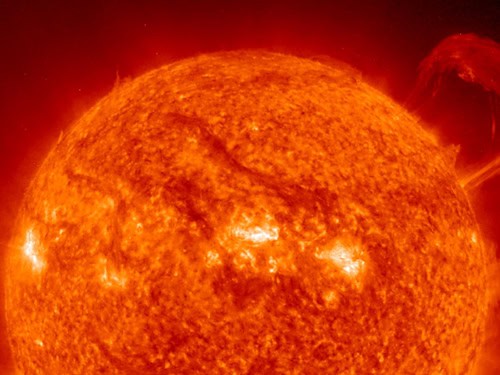Aufnahme der leuchtenden Sonne im Weltraum