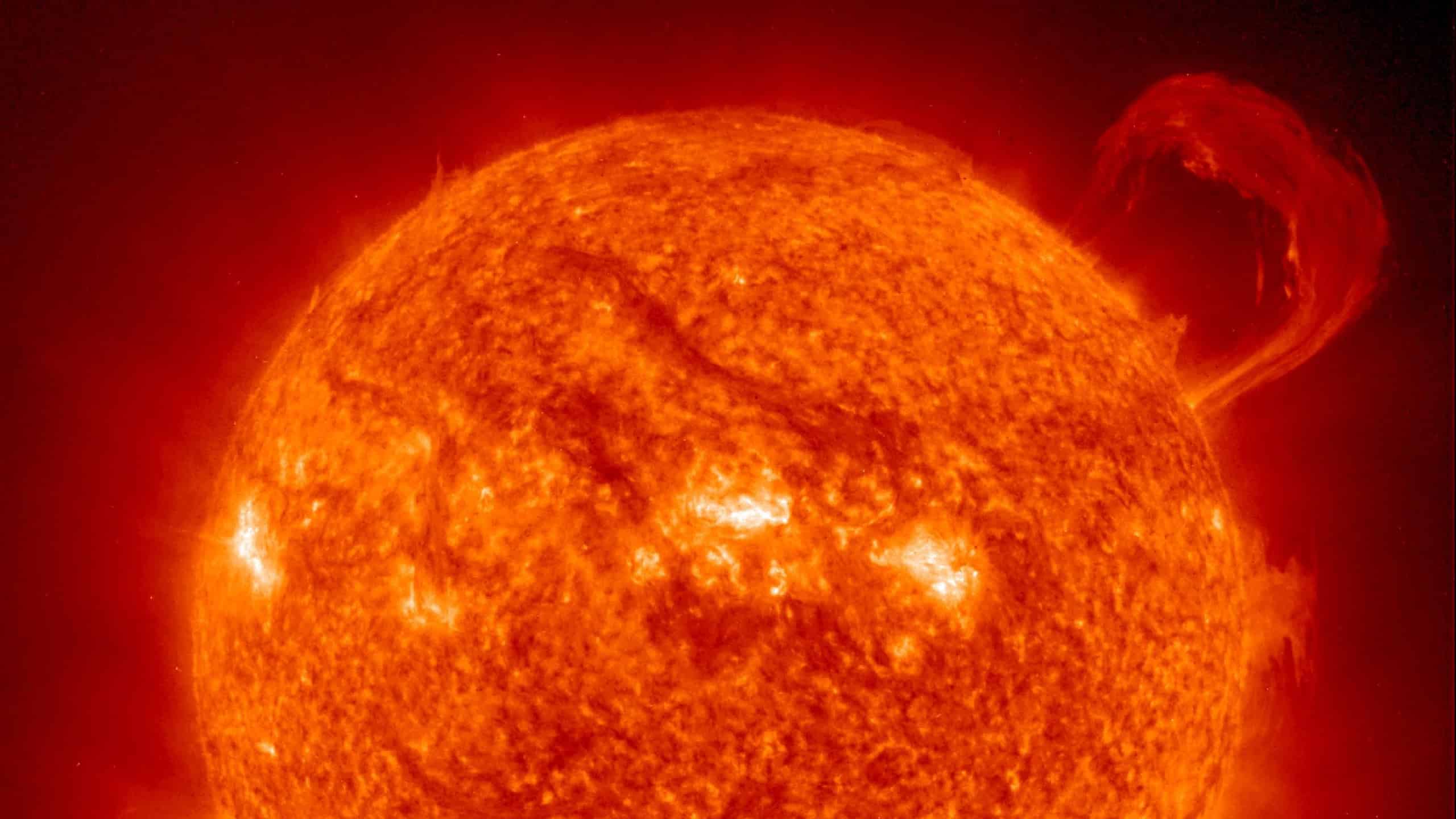Aufnahme der leuchtenden Sonne im Weltraum