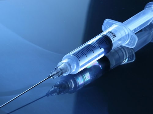 Spritze mit Nadel als Symbol für medizinische Injektionen