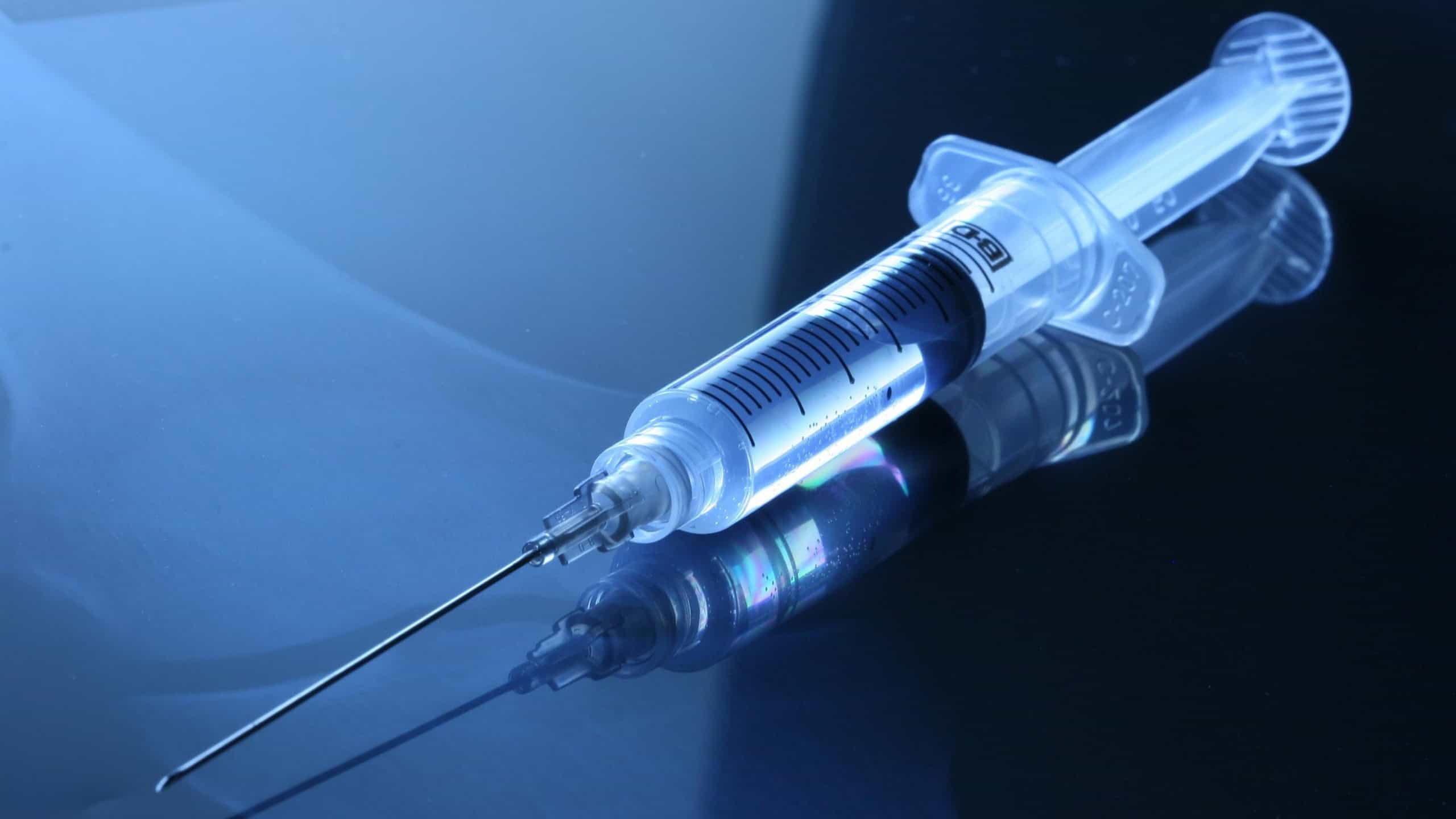 Spritze mit Nadel als Symbol für medizinische Injektionen