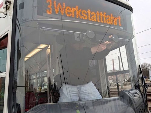 Kamera im Führerhaus einer Zwickauer Straßenbahn zur Erfassung des Verkehrs