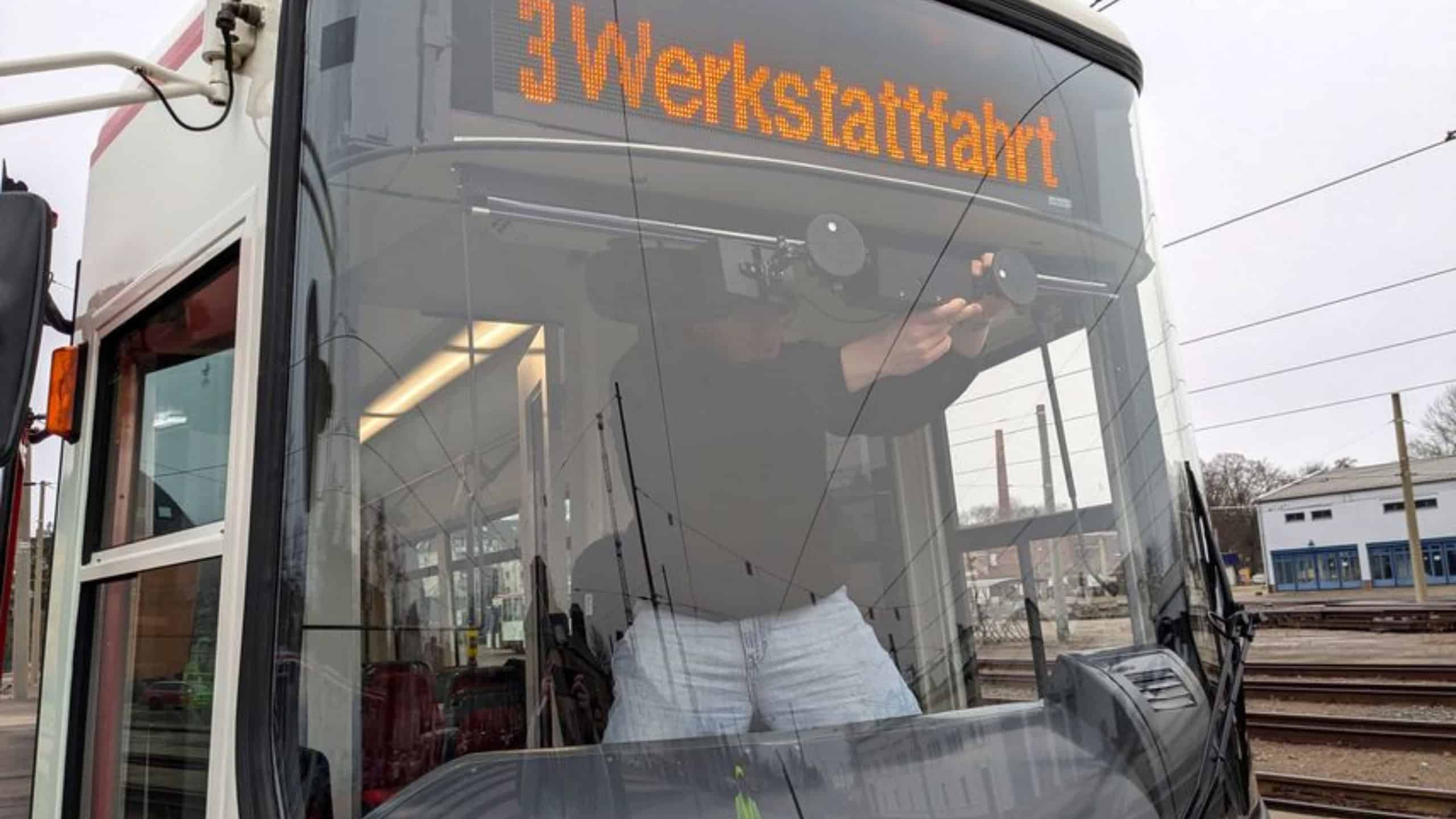 Kamera im Führerhaus einer Zwickauer Straßenbahn zur Erfassung des Verkehrs