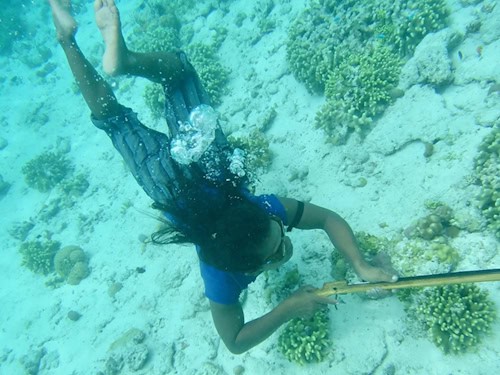 Taucherin der Sama-Bajau beim Fischfang unter Wasser