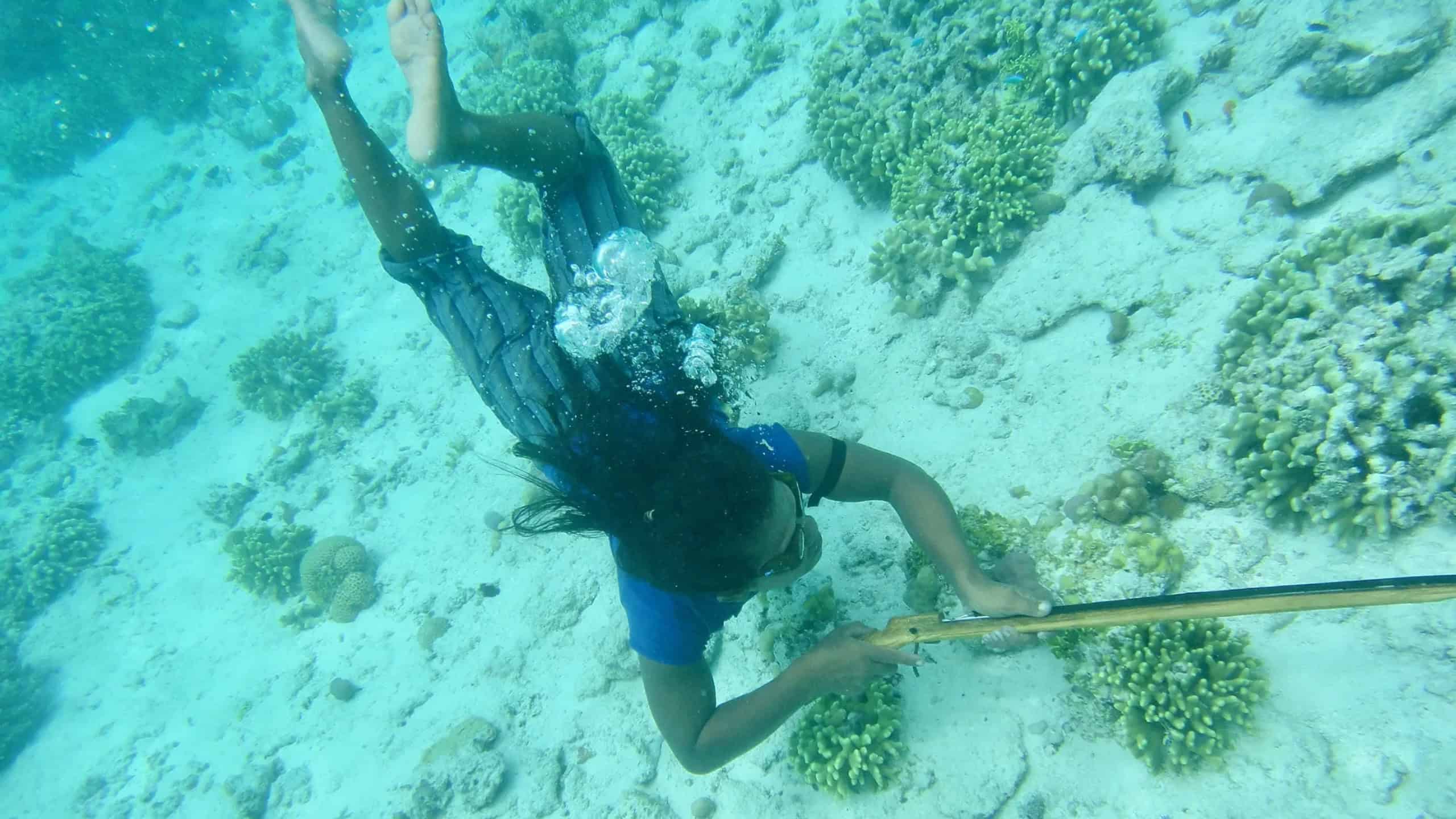 Taucherin der Sama-Bajau beim Fischfang unter Wasser