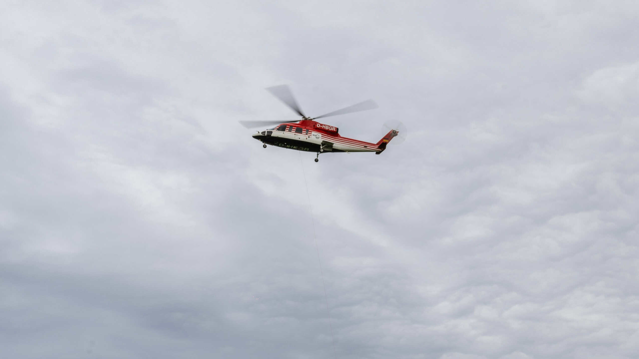 Hubschrauber bei Messflügen über dem West-Erzgebirge