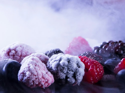 Gefrorene Himbeeren, Brombeeren und Blaubeeren mit Eiskristallen