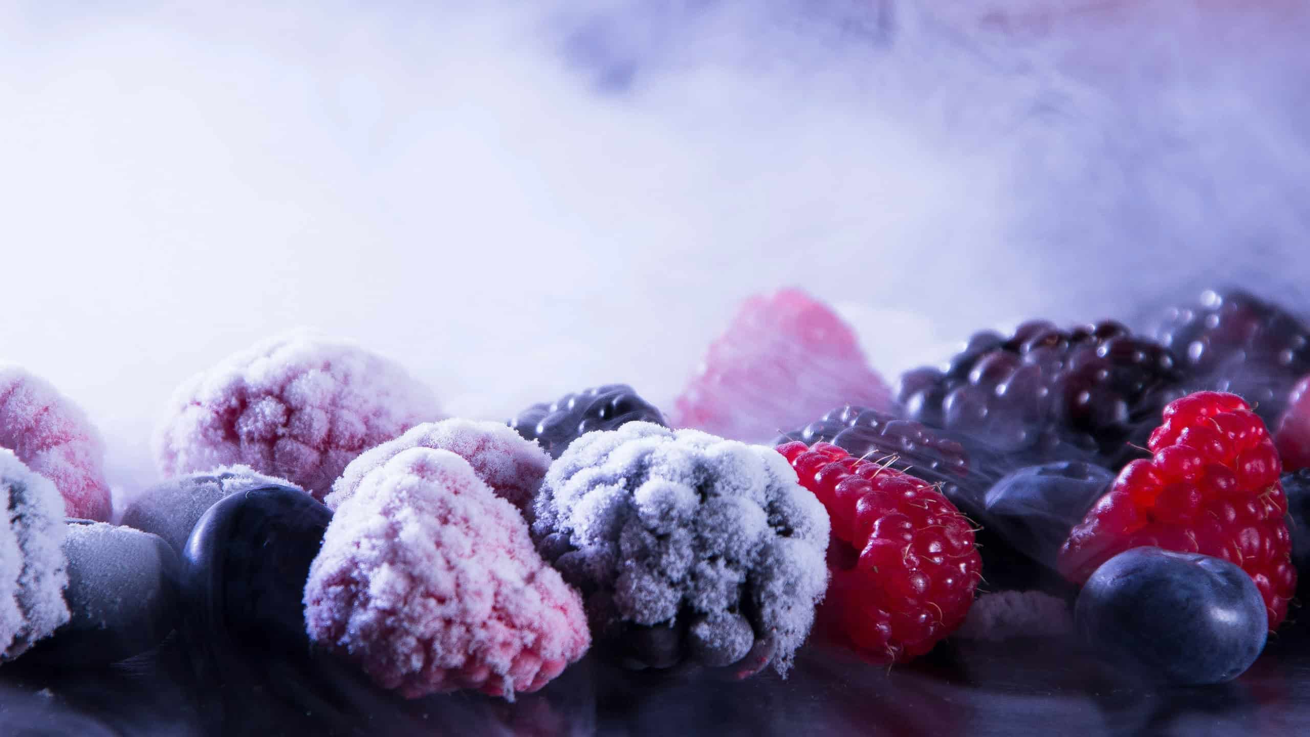 Gefrorene Himbeeren, Brombeeren und Blaubeeren mit Eiskristallen