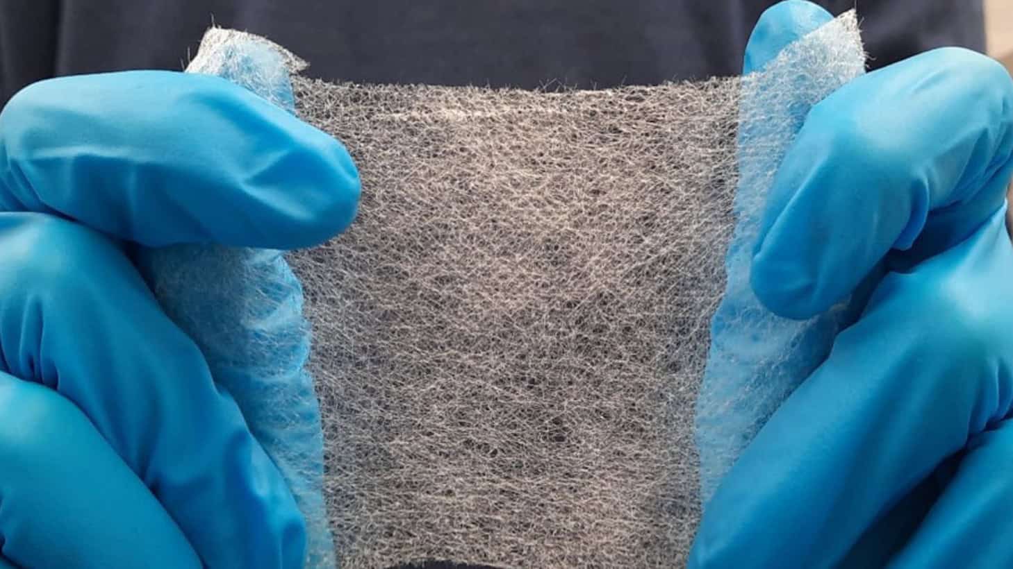 Poröse Polymerfolien, die Flüssigkeit speichern und an der TU Chemnitz für die Entwicklung energieeffizienter Datenspeicher erforscht werden.