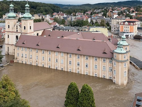 Hochwasser in Kłodzko in Polen: Die Glatzer Neiße überflutet nach Sturm Boris das Gelände des Franziskanerklosters.