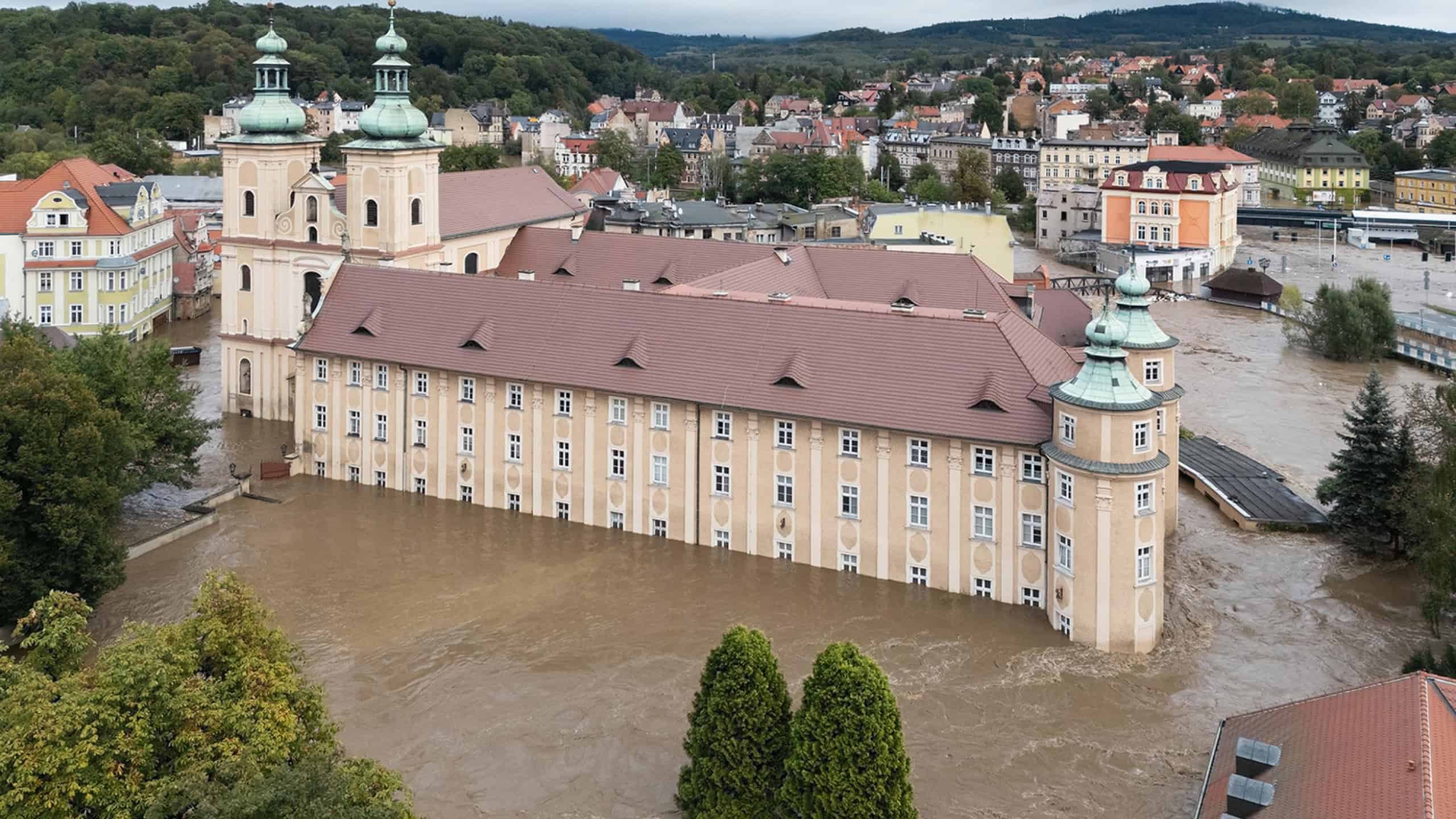 Hochwasser in Kłodzko in Polen: Die Glatzer Neiße überflutet nach Sturm Boris das Gelände des Franziskanerklosters.